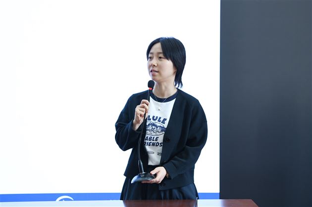 刘颖主任代表学校向李教授表达感谢