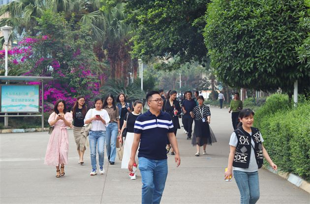 加强家校联系 合力共育英才——棠外高中开展家长进校园活动