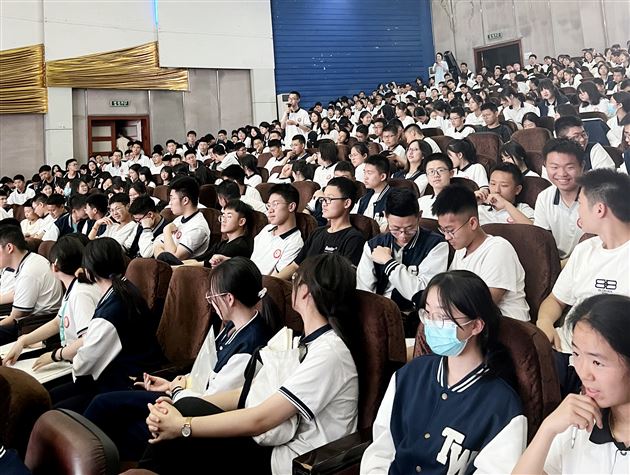 总结提升 再启新航——棠外高2022级质量监测表彰大会暨修身励志讲座