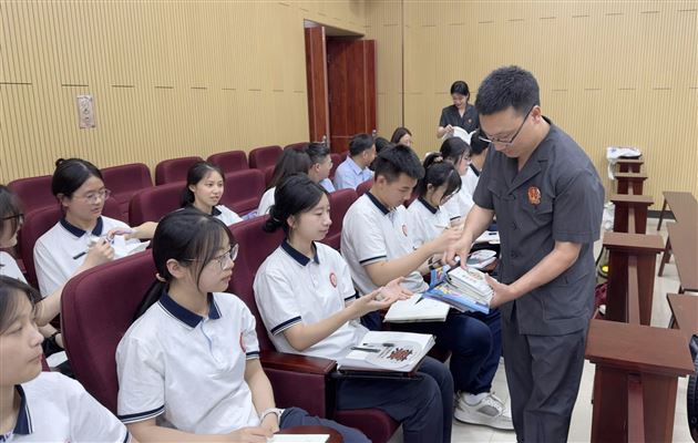 法院工作人员发放普法资料