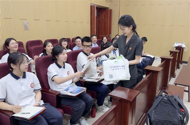 法院工作人员发放普法资料