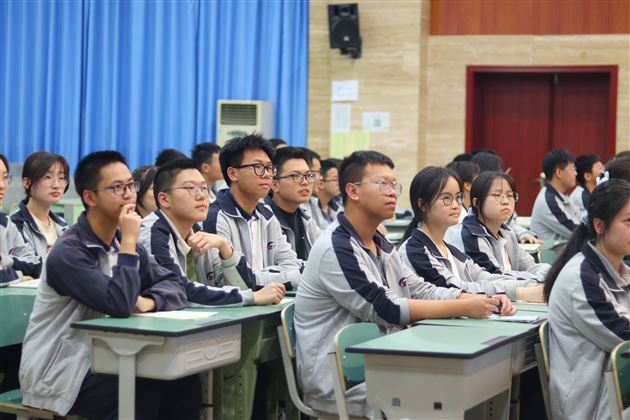 学生专注观看视频