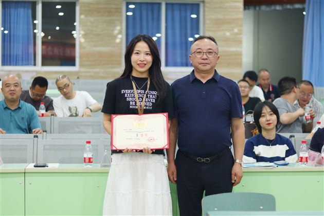 杜校长和李倩垚老师合影