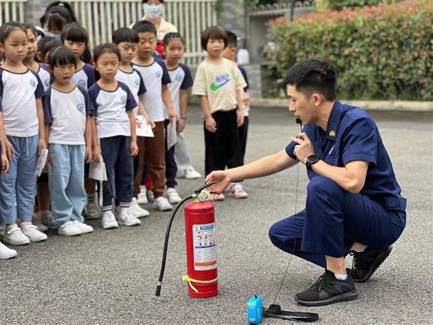 走进消防站  致敬“火焰蓝”——棠湖仁智幼儿园社会实践活动