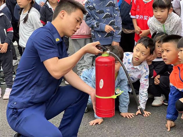 走进消防站  致敬“火焰蓝”——棠湖仁智幼儿园社会实践活动