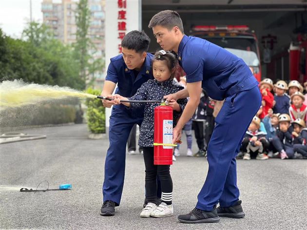 走进消防站  致敬“火焰蓝”——棠湖仁智幼儿园社会实践活动