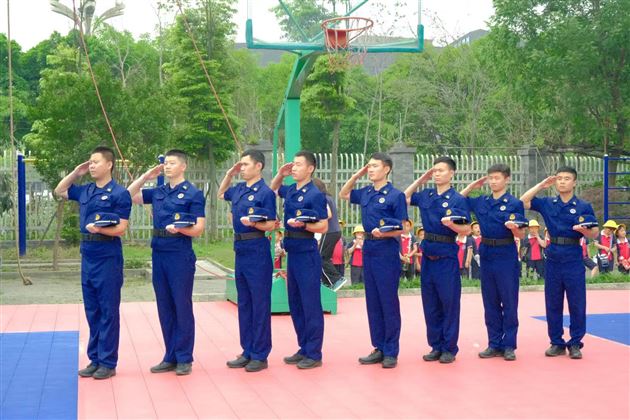 走进消防站  致敬“火焰蓝”——棠湖仁智幼儿园社会实践活动