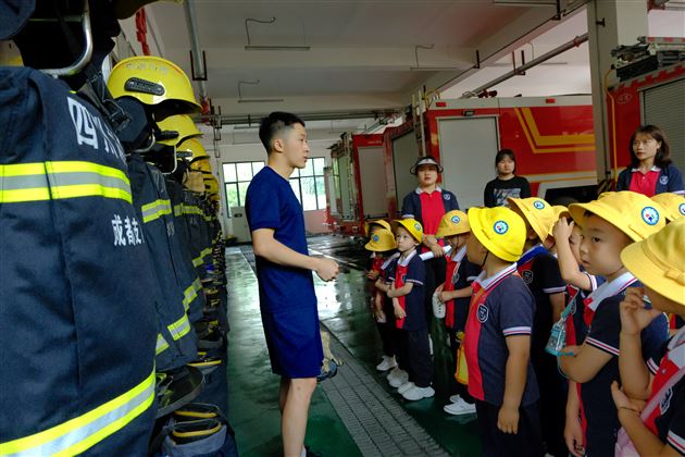 走进消防站  致敬“火焰蓝”——棠湖仁智幼儿园社会实践活动