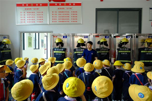 走进消防站  致敬“火焰蓝”——棠湖仁智幼儿园社会实践活动