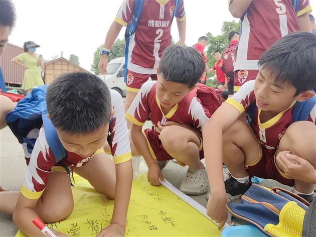 成都棠外空港青少年体育俱乐部举办田间插秧公益活动