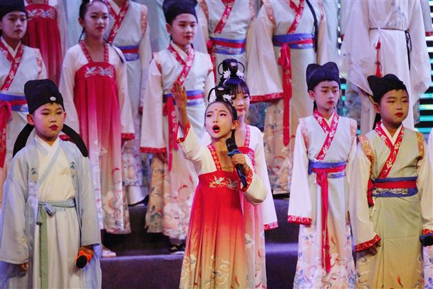 轻叩诗歌大门，收集美好诗篇——记棠外附小四年级语文学科实践活动