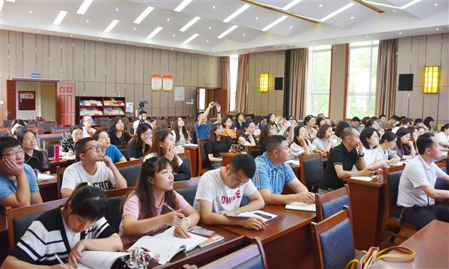 棠外初中召开《主题班会的设计》班主任专题培训会棠外初中召开《主题班会的设计》班主任专题培训会