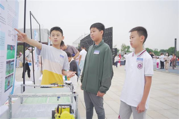 迎大运 庆“六一” 展科创