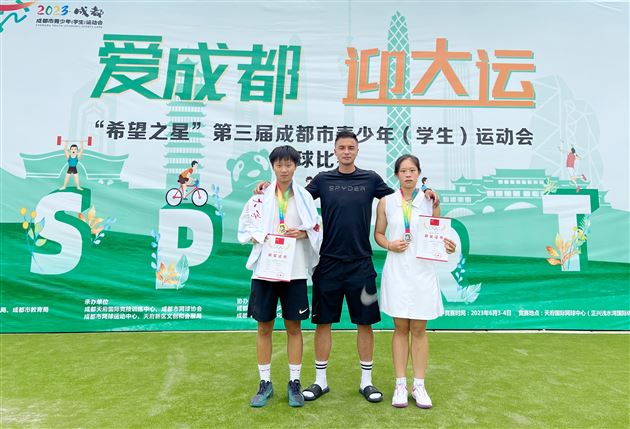 高中组女子单打胡馨予第一（左）、张婉祎第二（右）教练：李云龙