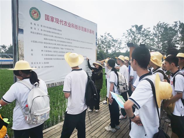 同学们认真聆听讲解