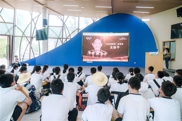 同学们认真观看袁隆平院士视频