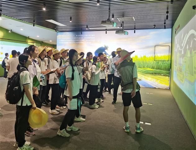 同学们认真聆听讲解