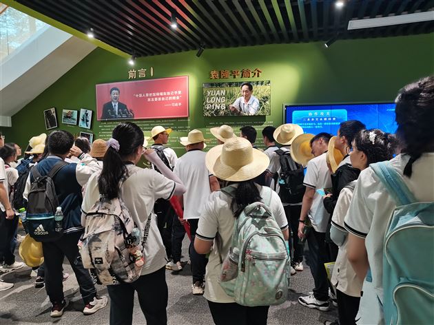 同学们认真聆听讲解