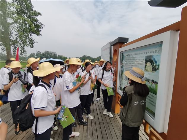 同学们认真聆听讲解