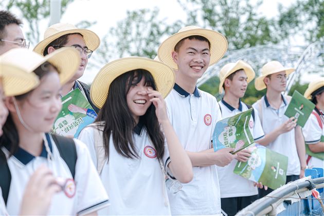同学们参观鱼菜共生养殖区