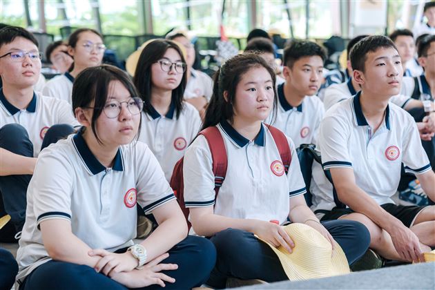 同学们认真观看袁隆平院士视频