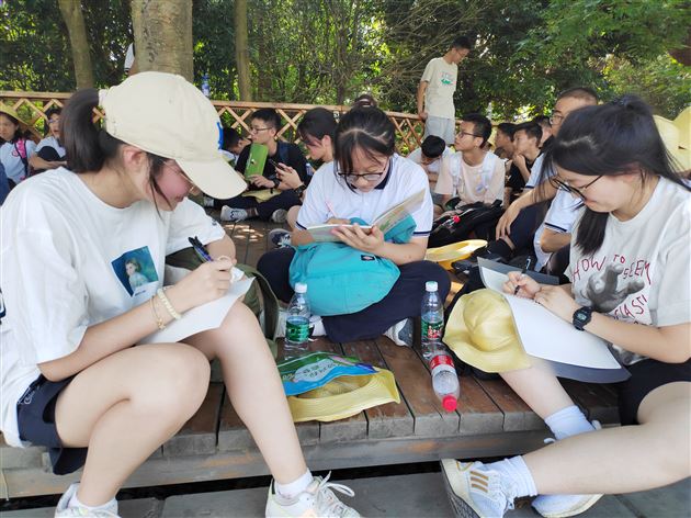 同学们认真完成研学手册