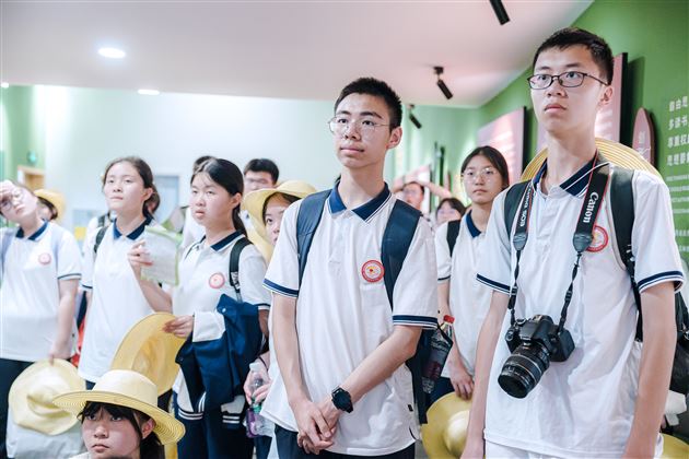 同学们认真聆听讲解