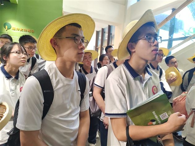 同学们认真聆听讲解