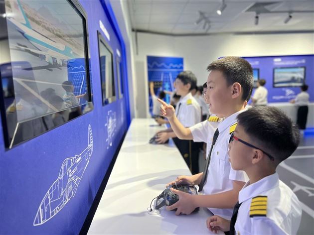 走进大飞机·翱翔探苍穹——记商用飞机科学课程体验活动