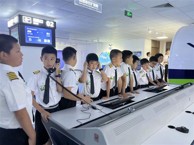 走进大飞机·翱翔探苍穹——记商用飞机科学课程体验活动 