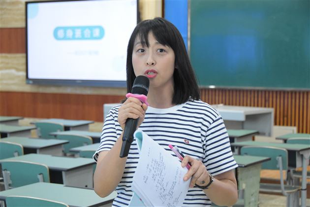 棠外苟树林老师为初中班主任上修身班会示范课