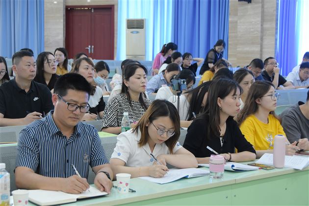 棠外苟树林老师为初中班主任上修身班会示范课