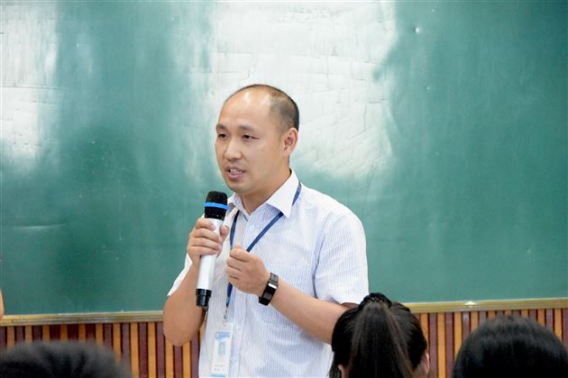 棠外苟树林老师为初中班主任上修身班会示范课