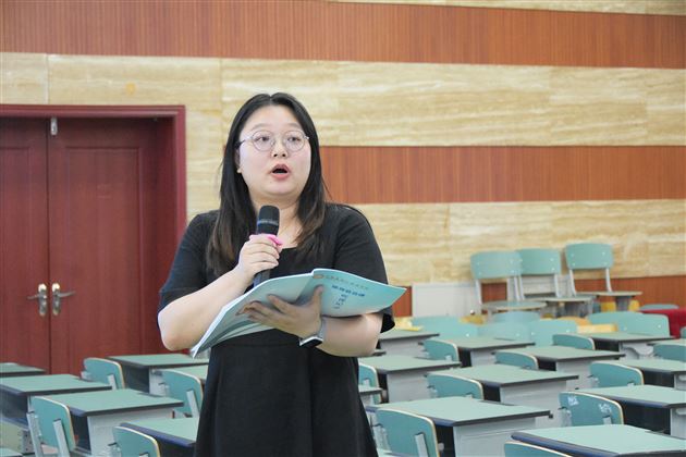 棠外苟树林老师为初中班主任上修身班会示范课