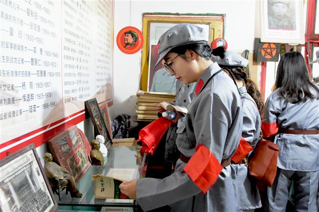 中共成都棠湖外国语学校初中第三支部委员会开展主题党日活动