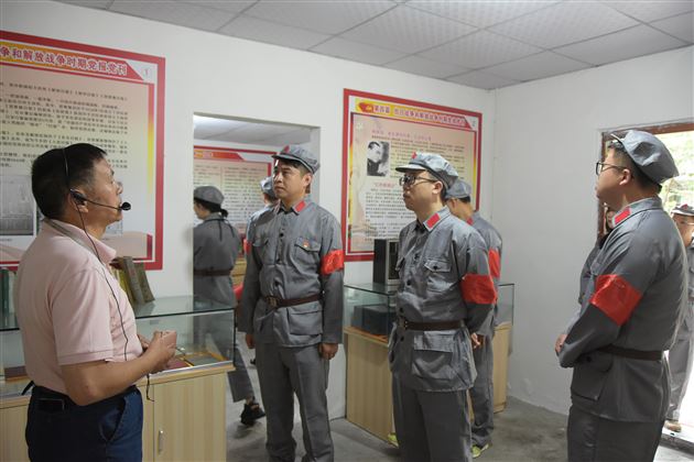 中共成都棠湖外国语学校初中第三支部委员会开展主题党日活动 