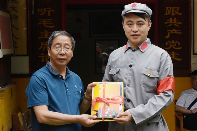 中共成都棠湖外国语学校初中第三支部委员会开展主题党日活动