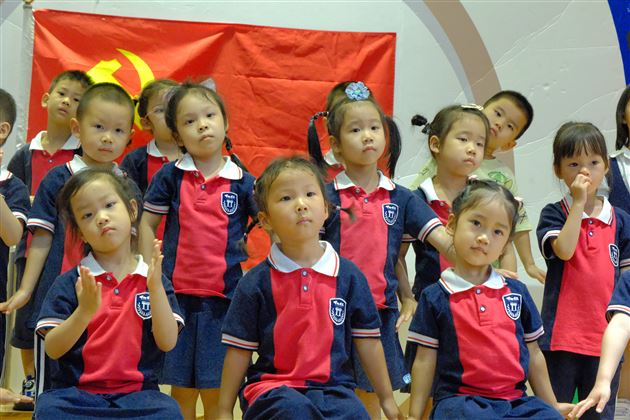 仁智萌宝庆七一 唱响红歌颂党恩