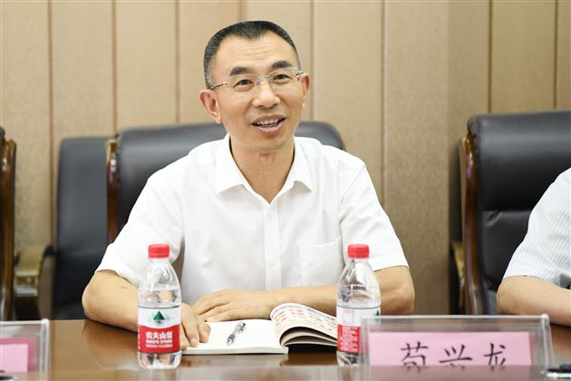 成都棠湖外国语学校与西华师范大学举行研究生联合培养示范基地签约暨授牌仪式