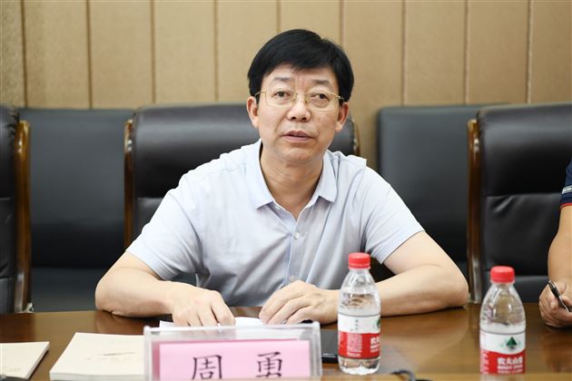 成都棠湖外国语学校与西华师范大学举行研究生联合培养示范基地签约暨授牌仪式 