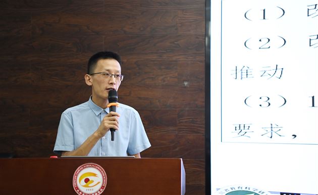 四川省教育科学研究院德育与家庭教育教研员马云飞老师作专题讲座