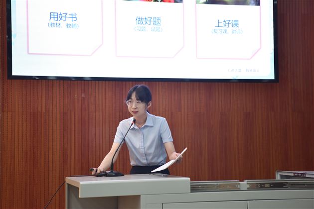 低吟深耕高歌猛进——高三语文组在区级高考考点解读大赛中赢得“开门红”