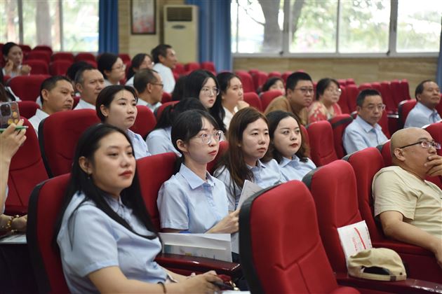 低吟深耕高歌猛进——高三语文组在区级高考考点解读大赛中赢得“开门红”