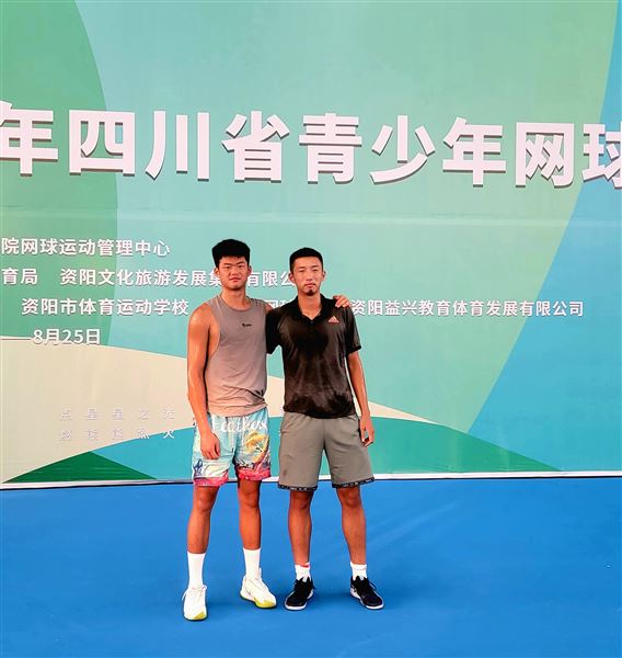 马颢为、王天赐合影