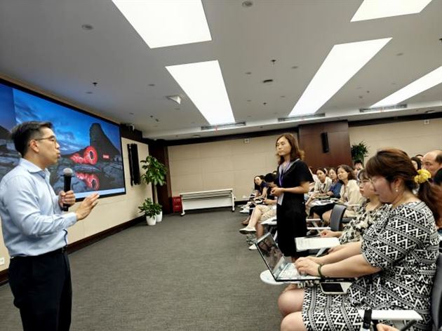 张亚萍老师和黄天荫教授课堂交流