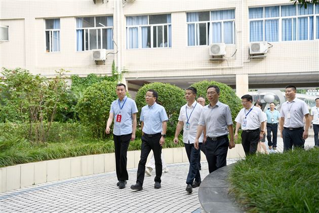 关怀润师心 砥砺再前行——区委、区教育局领导走访慰问我校优秀教师代表