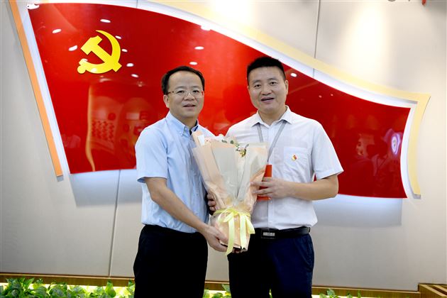 关怀润师心 砥砺再前行——区委、区教育局领导走访慰问我校优秀教师代表