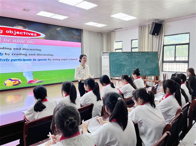 郭莉莎老师进行“高三一轮复习课—以sportsandhealth为例”的现场课例展示