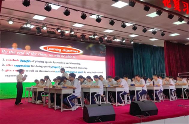 李倩垚老师进行高三一轮复习课现场课例展示