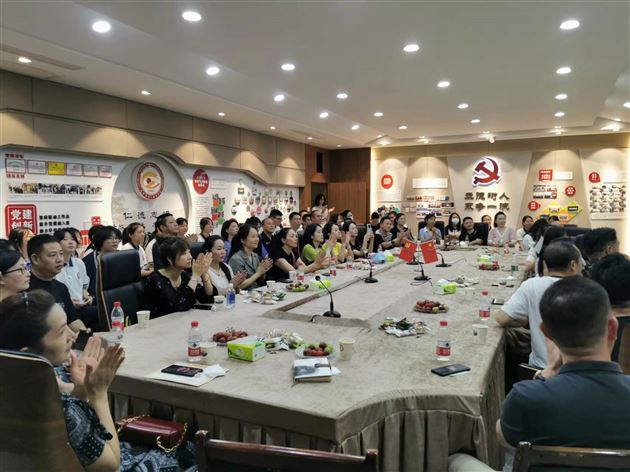 家校共育待花开 凝心聚力赢未来——记高二年级召开新学期家校协作交流会